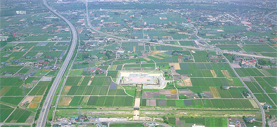 南上空から見た志波城跡(2003年撮影)